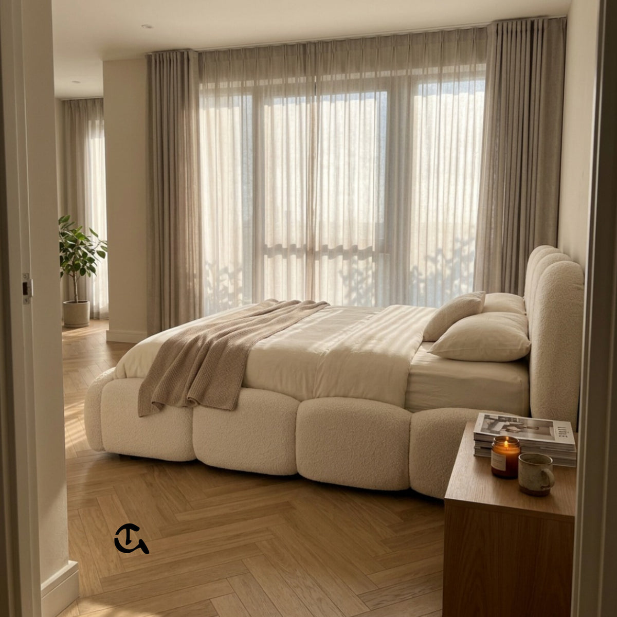 Un lit au design cocooning et moderne, entièrement revêtu de tissu bouclette ultra-doux. Inspiré par la forme d'un nuage, il offre un confort moelleux et apporte une touche chaleureuse et épurée à votre chambre."