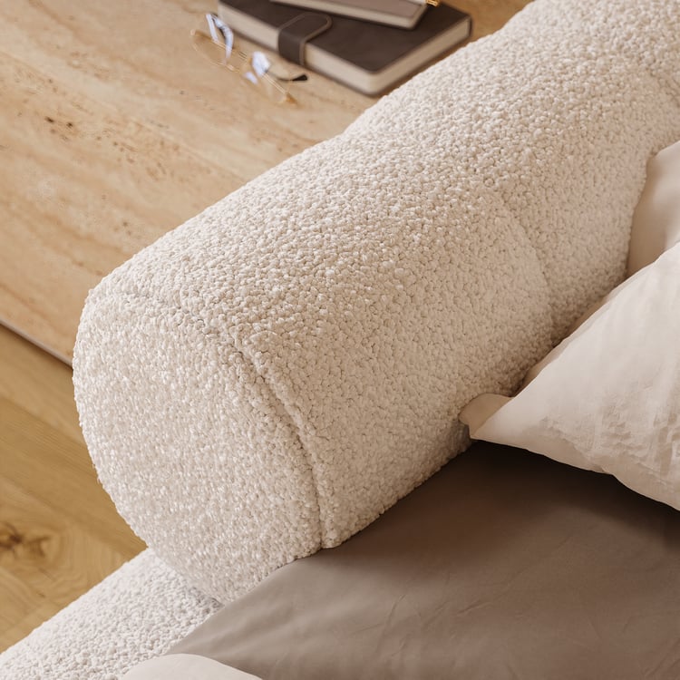 CHAMBRE SÉRÉNITÉ
Lit en tissu bouclé blanc et chevets suspendus en bois avec LED.