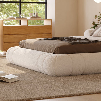 CHAMBRE SÉRÉNITÉ
Lit en tissu bouclé blanc et chevets suspendus en bois avec LED.