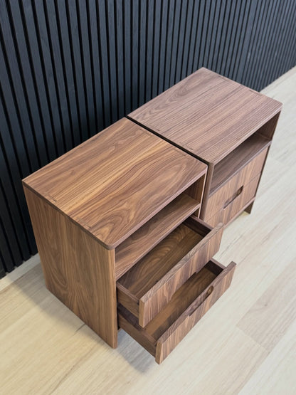 Commode moderne en bois de noyer avec tiroirs et niche de rangement.