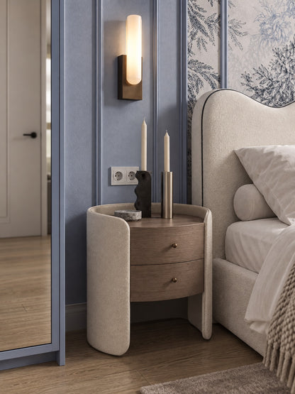 Lit Onde - Un lit au design moderne et élégant qui allie un confort exceptionnel à une esthétique raffinée. Doté d'une tête de lit enveloppante et d'un revêtement de haute qualité, il s'intègre parfaitement dans toutes les chambres pour un sommeil tout en
