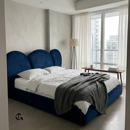 Nom: Lit double en velours bleu avec tête de lit arrondie.  
Description: Un lit élégant doté d'une tête de lit rembourrée aux formes vagues et d'un revêtement en velours bleu profond, créant une atmosphère chic et chaleureuse.