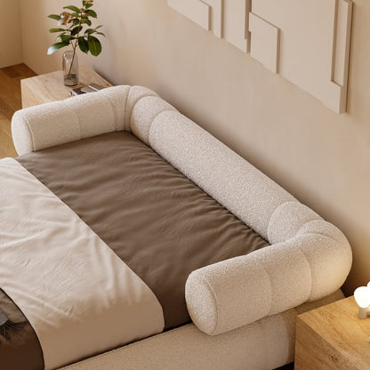 CHAMBRE SÉRÉNITÉ
Lit en tissu bouclé blanc et chevets suspendus en bois avec LED.