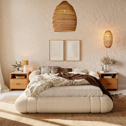 CHAMBRE SÉRÉNITÉ
Lit en tissu bouclé blanc et chevets suspendus en bois avec LED.