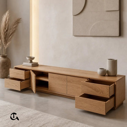 Un meuble TV en bois clair au design minimaliste et chaleureux.
Complété par une déco neutre pour une ambiance douce et élégante.