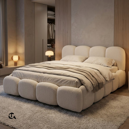Un lit au design cocooning et moderne, entièrement revêtu de tissu bouclette ultra-doux. Inspiré par la forme d'un nuage, il offre un confort moelleux et apporte une touche chaleureuse et épurée à votre chambre."