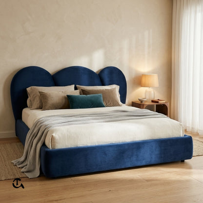 Nom: Lit double en velours bleu avec tête de lit arrondie.  
Description: Un lit élégant doté d'une tête de lit rembourrée aux formes vagues et d'un revêtement en velours bleu profond, créant une atmosphère chic et chaleureuse.