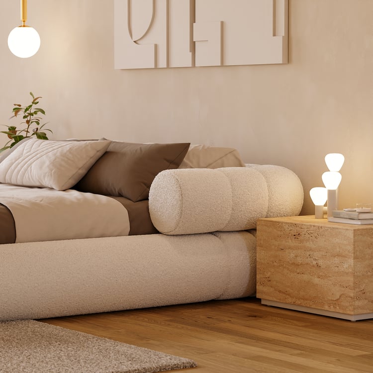 CHAMBRE SÉRÉNITÉ
Lit en tissu bouclé blanc et chevets suspendus en bois avec LED.