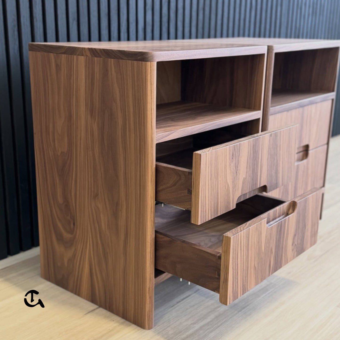 Commode moderne en bois de noyer avec tiroirs et niche de rangement.