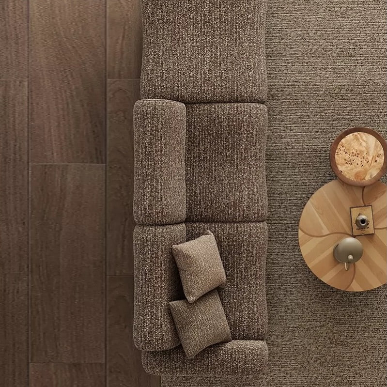 Canapé Modulaire Céleste
Design contemporain et confort absolu : structure en bois massif avec assise ultra-moelleuse en mousse HR et plumes.
