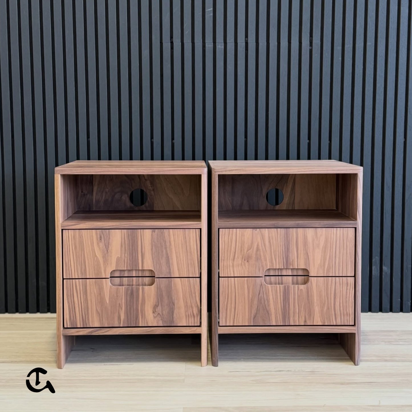Commode moderne en bois de noyer avec tiroirs et niche de rangement.