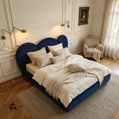 Nom: Lit double en velours bleu avec tête de lit arrondie.  
Description: Un lit élégant doté d'une tête de lit rembourrée aux formes vagues et d'un revêtement en velours bleu profond, créant une atmosphère chic et chaleureuse.