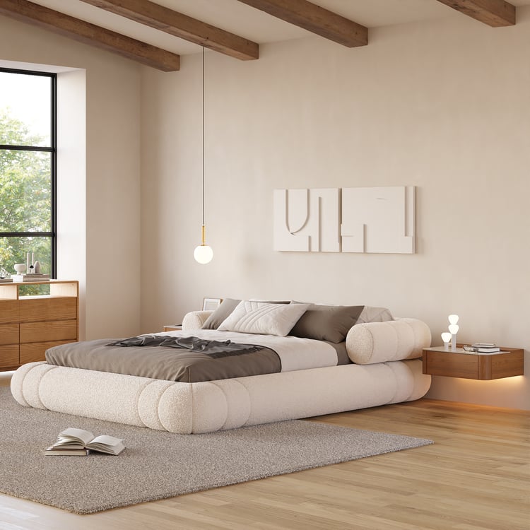 CHAMBRE SÉRÉNITÉ
Lit en tissu bouclé blanc et chevets suspendus en bois avec LED.