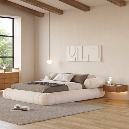 CHAMBRE SÉRÉNITÉ
Lit en tissu bouclé blanc et chevets suspendus en bois avec LED.