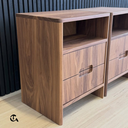 Commode moderne en bois de noyer avec tiroirs et niche de rangement.