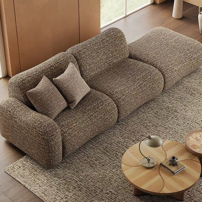 Canapé Modulaire Céleste
Design contemporain et confort absolu : structure en bois massif avec assise ultra-moelleuse en mousse HR et plumes.