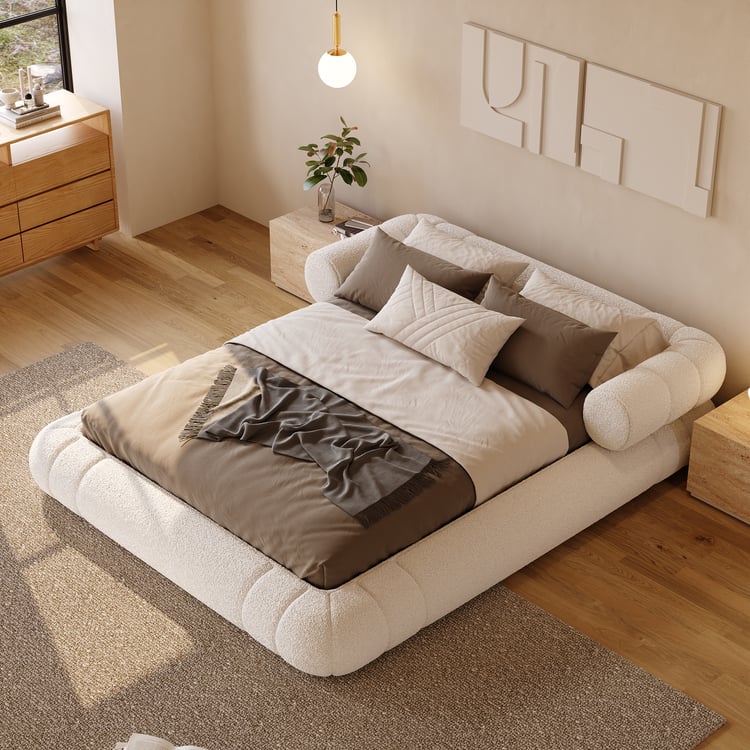 CHAMBRE SÉRÉNITÉ
Lit en tissu bouclé blanc et chevets suspendus en bois avec LED.