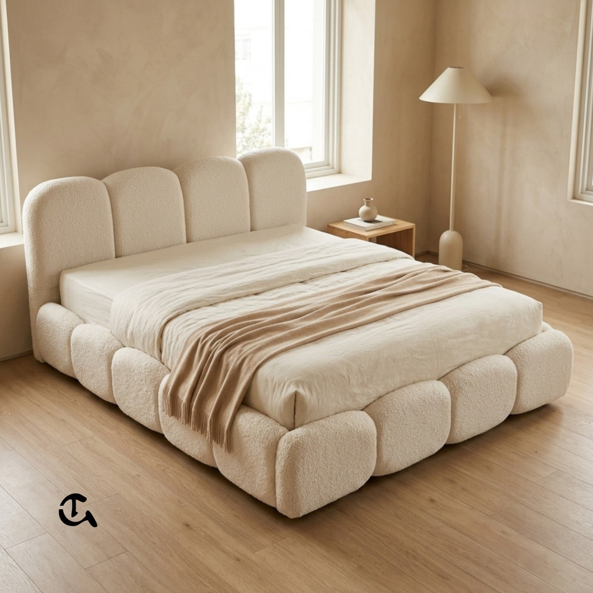 Un lit au design cocooning et moderne, entièrement revêtu de tissu bouclette ultra-doux. Inspiré par la forme d'un nuage, il offre un confort moelleux et apporte une touche chaleureuse et épurée à votre chambre."