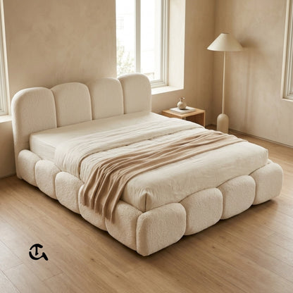 Un lit au design cocooning et moderne, entièrement revêtu de tissu bouclette ultra-doux. Inspiré par la forme d'un nuage, il offre un confort moelleux et apporte une touche chaleureuse et épurée à votre chambre."