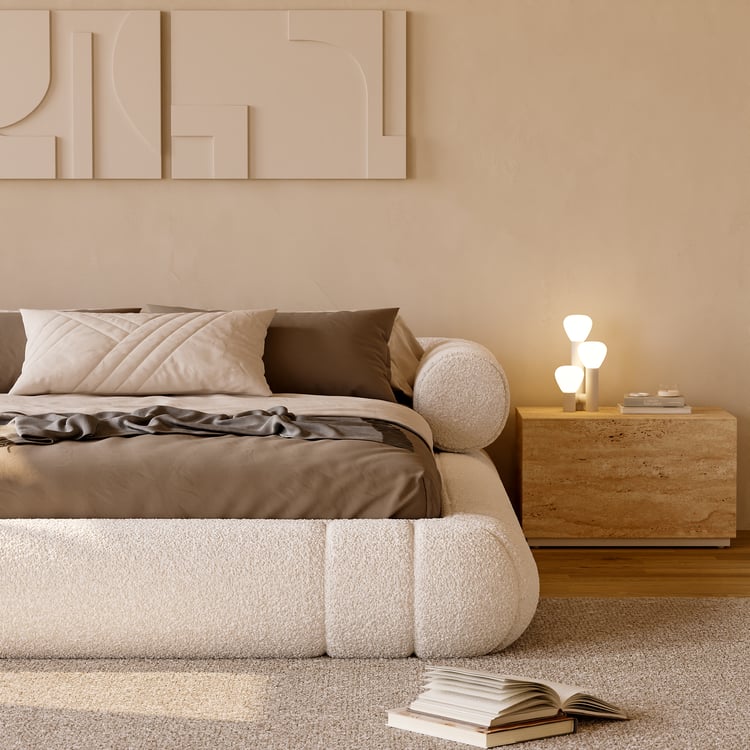 CHAMBRE SÉRÉNITÉ
Lit en tissu bouclé blanc et chevets suspendus en bois avec LED.