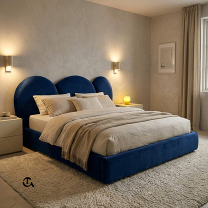 Nom: Lit double en velours bleu avec tête de lit arrondie.  
Description: Un lit élégant doté d'une tête de lit rembourrée aux formes vagues et d'un revêtement en velours bleu profond, créant une atmosphère chic et chaleureuse.