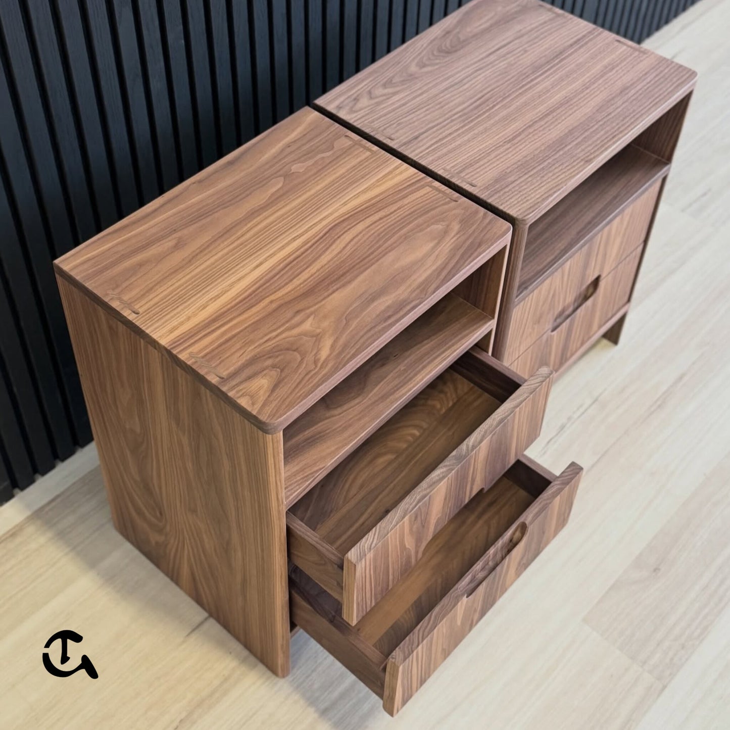 Commode moderne en bois de noyer avec tiroirs et niche de rangement.
