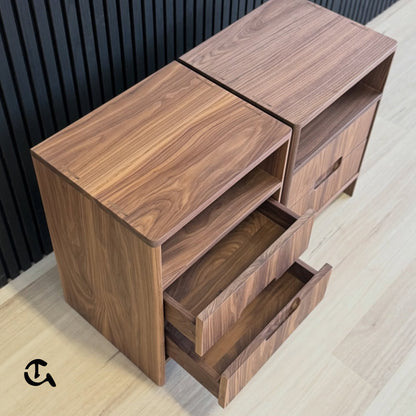 Commode moderne en bois de noyer avec tiroirs et niche de rangement.