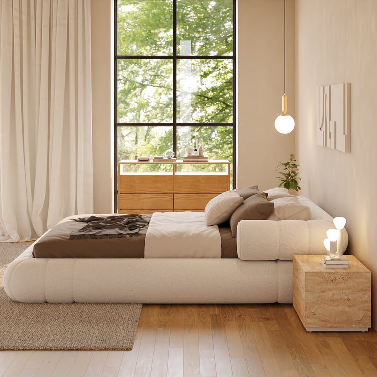 CHAMBRE SÉRÉNITÉ
Lit en tissu bouclé blanc et chevets suspendus en bois avec LED.